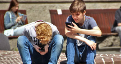 La adicion de los jovenes a los celulares